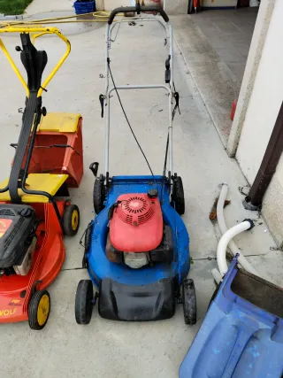 Cortacésped azul y rojo