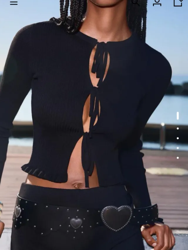 Cárdigan Bershka negro con lazada y volantes