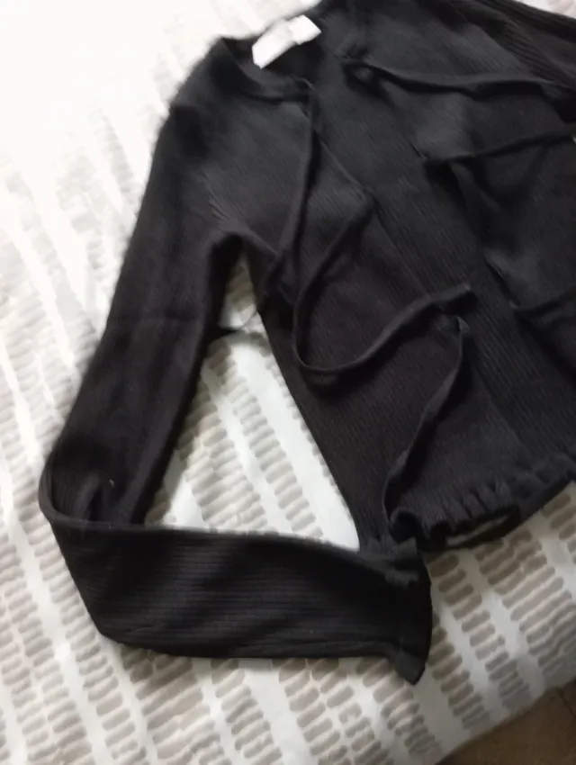 Cárdigan Bershka negro con lazada y volantes