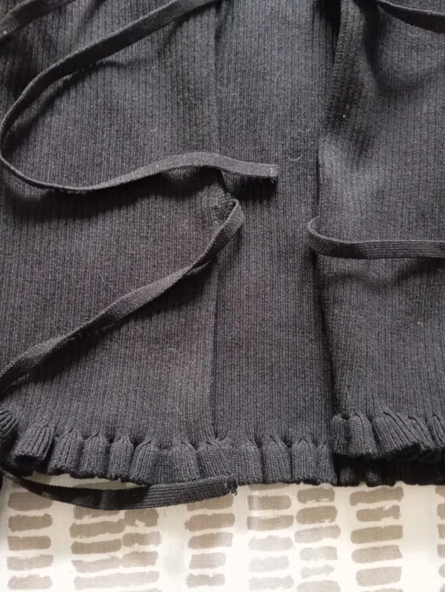 Cárdigan Bershka negro con lazada y volantes