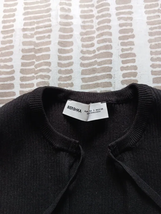 Cárdigan Bershka negro con lazada y volantes