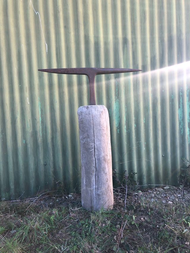 Yunque antiguo sobre base de madera