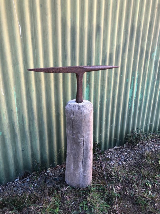 Yunque antiguo sobre base de madera