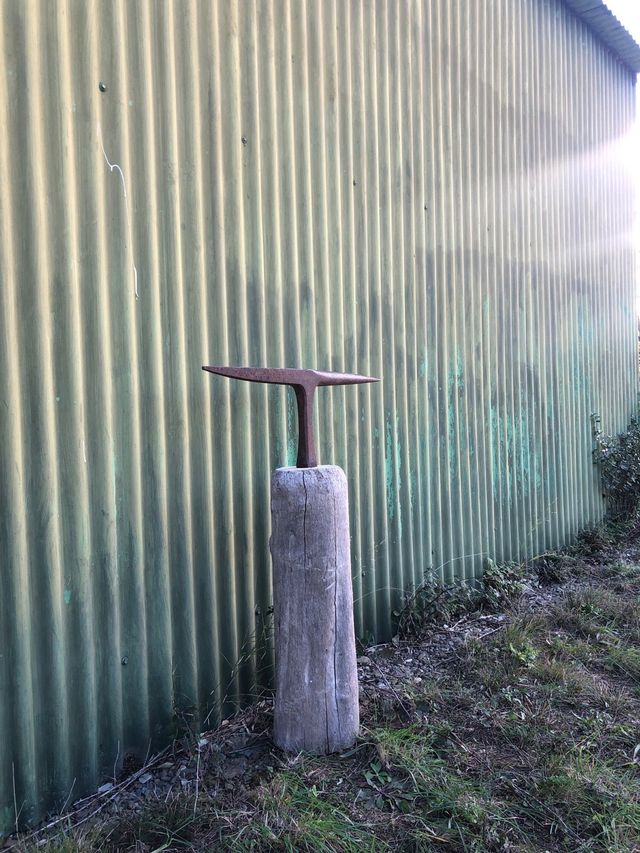 Yunque antiguo sobre base de madera