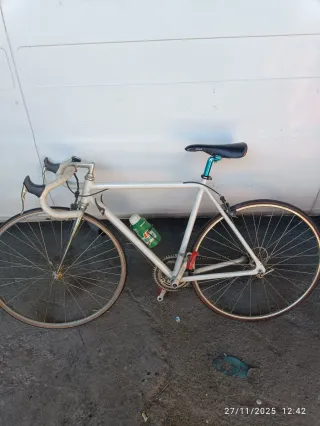 Bicicleta de carretera estilo clásico blanca