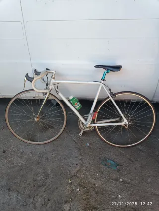 Bicicleta de carretera estilo clásico blanca