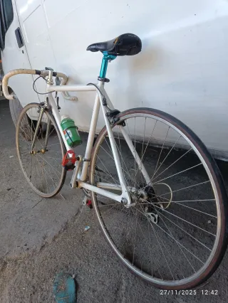 Bicicleta de carretera estilo clásico blanca