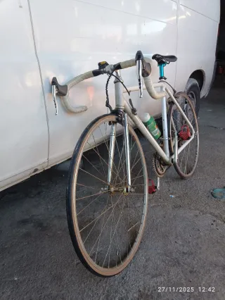 Bicicleta de carretera estilo clásico blanca