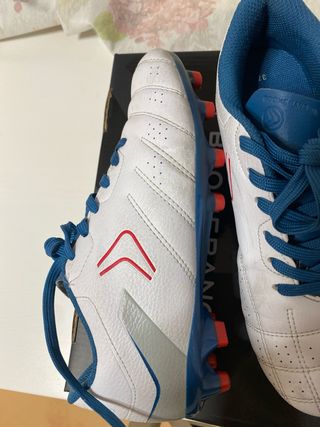 Zapatillas de fútbol blancas y azules