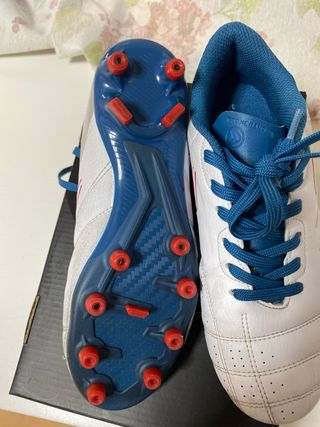 Zapatillas de fútbol blancas y azules
