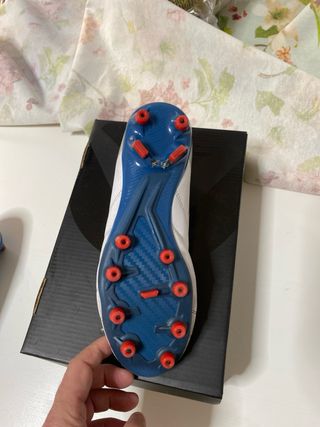 Zapatillas de fútbol blancas y azules