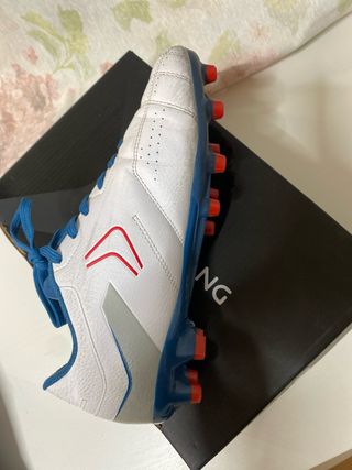 Zapatillas de fútbol blancas y azules