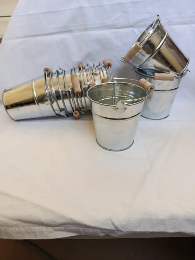 Cubos de zinc con asa de madera