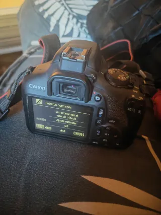 Cámara Canon EOS 2000D + Objetivo 18-55mm