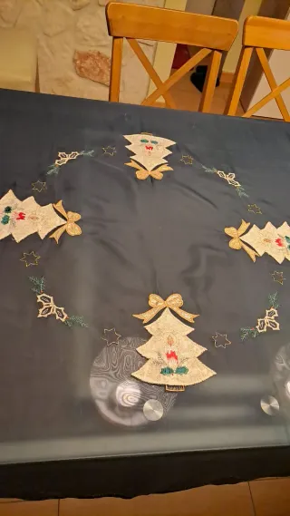 Tovaglia natalizia blu con decorazioni oro