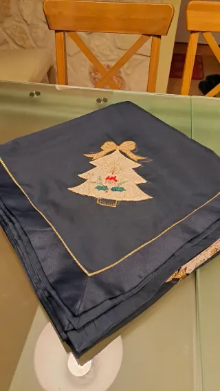 Tovaglia natalizia blu con decorazioni oro