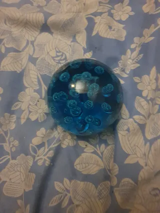 Pisapapeles azul con burbujas