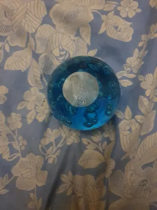 Pisapapeles azul con burbujas