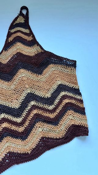 Top de crochet con rayas marrones y beige