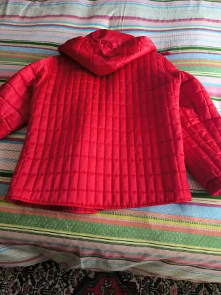 Plumífero acolchado rojo talla 42 grande.