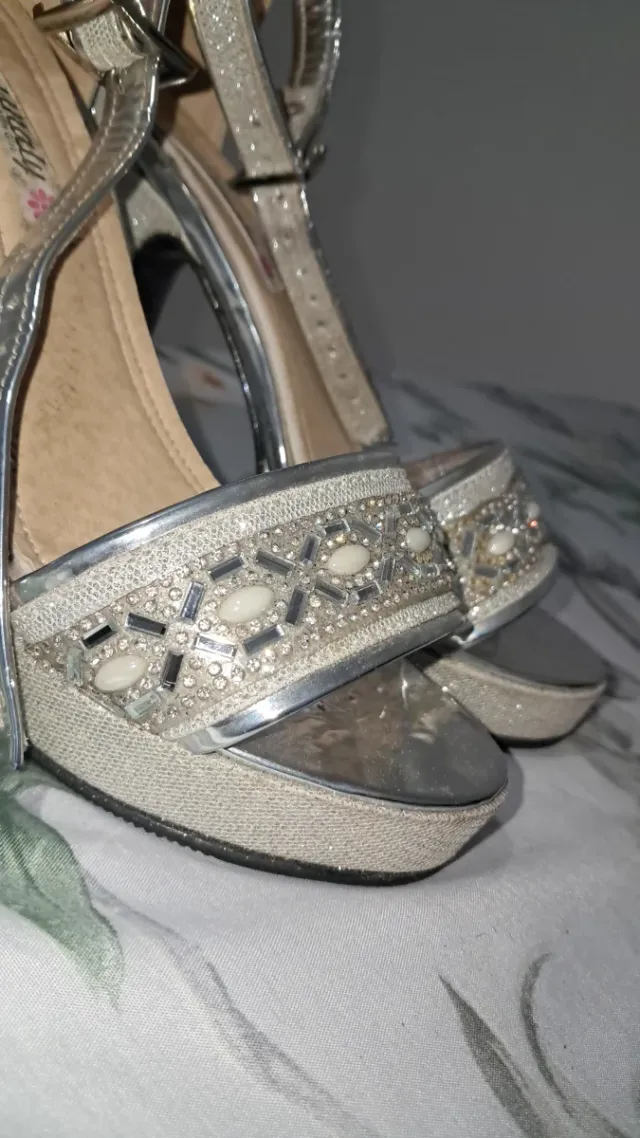 Tacones plateados brillantes