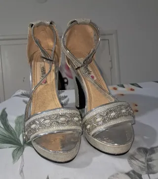 Tacones plateados brillantes
