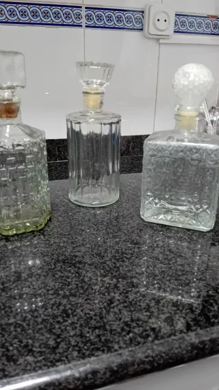 Set di 4 antiche bottiglie di liquore