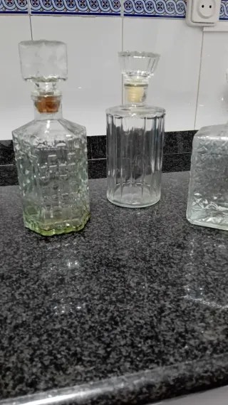 Set di 4 antiche bottiglie di liquore