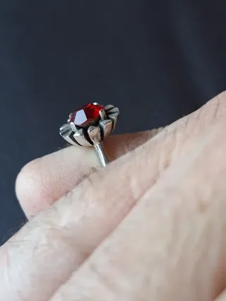 Anillo de plata unico con piedra roja engargaza