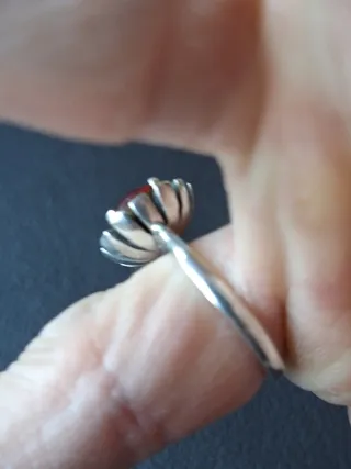 Anillo de plata unico con piedra roja engargaza