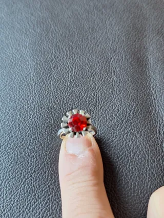 Anillo de plata unico con piedra roja engargaza