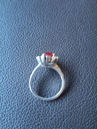 Anillo de plata unico con piedra roja engargaza