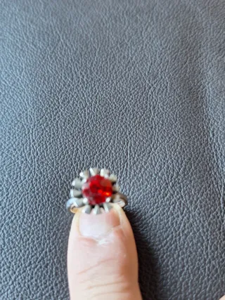 Anillo de plata unico con piedra roja engargaza