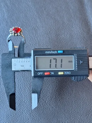 Anillo de plata unico con piedra roja engargaza