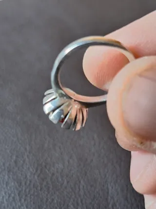 Anillo de plata unico con piedra roja engargaza