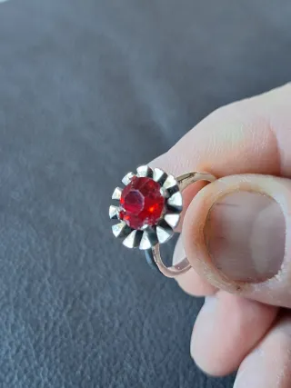 Anillo de plata unico con piedra roja engargaza