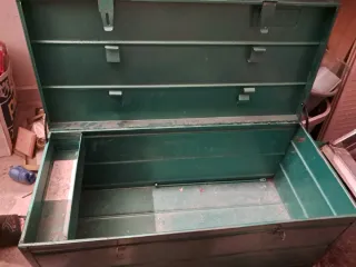 Baúl de herramientas metálico verde