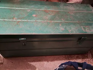 Baúl de herramientas metálico verde