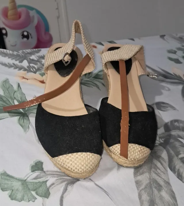Tacones cuña beige y negro