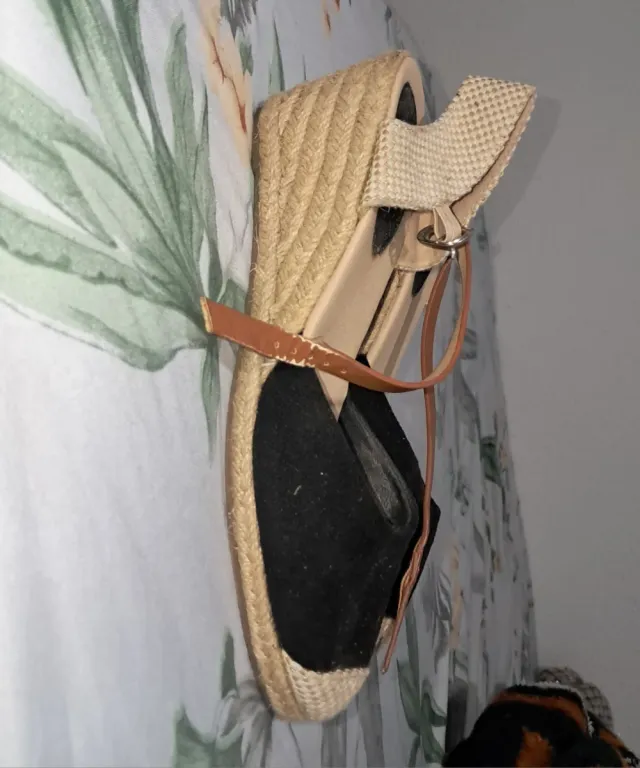 Tacones cuña beige y negro