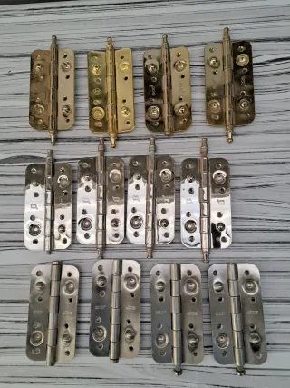 Bisagras de metal doradas y plateadas