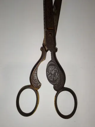Tijeras antiguas toledanas decoradas