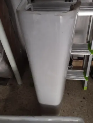 Pila de lavabo de porcelana blanca.