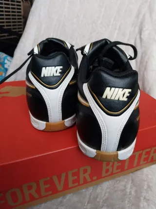 Zapatillas Nike Vintage Negro y Dorado