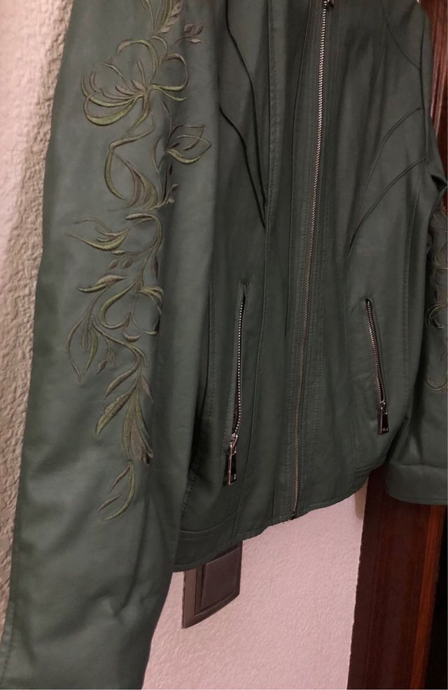 Cazadora efecto piel verde