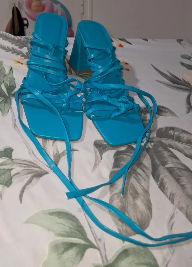 Tacones azules de tiras