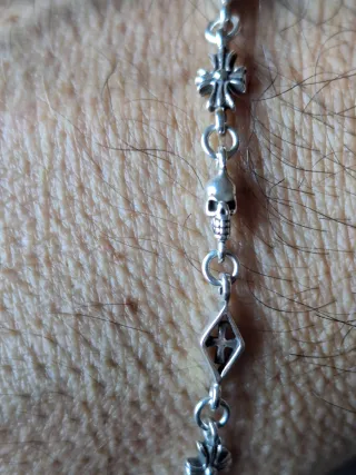 Pulsera de Plata Calaveras y Cruzes,muy detallada.