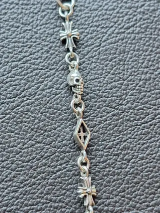 Pulsera de Plata Calaveras y Cruzes,muy detallada.