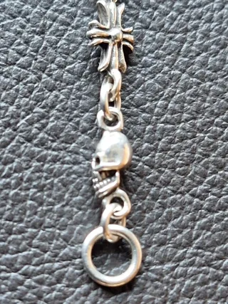 Pulsera de Plata Calaveras y Cruzes,muy detallada.