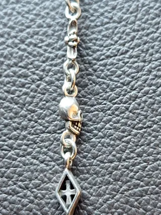 Pulsera de Plata Calaveras y Cruzes,muy detallada.